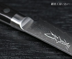 美しい刃紋のダマスカスナイフ