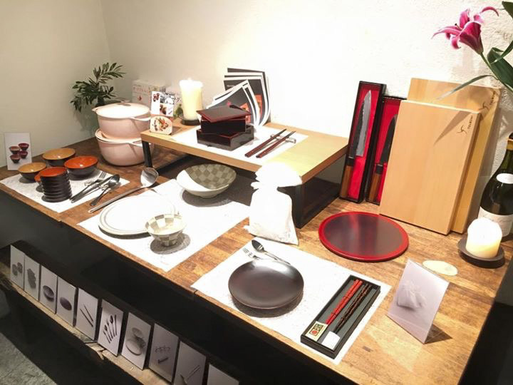 漆の食器の並んだテーブルの写真